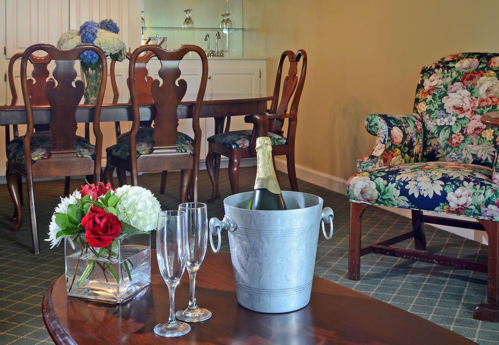 Phoenix Inn Of Greenville Restaurant photo